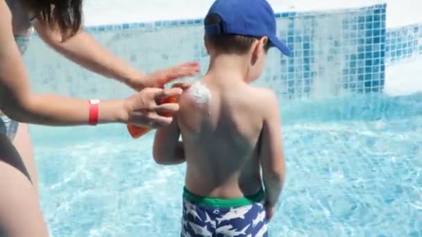 Mom Applies Sunscreen Back Year Old Kid Standing Pool — 图库视频影像