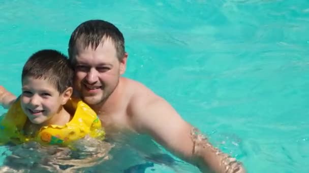 Отец Сын Плавают Бассейне Ребенок Надувном Жилете Семейный Отдых — стоковое видео