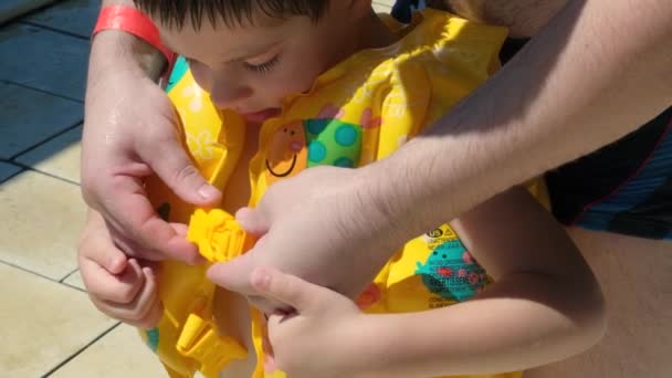 Father Fastens His Sons Inflatable Vest Water Park — ストック動画