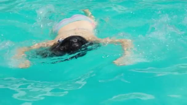 Woman Funny Learning Swim Underwater Cant Learn She Pops Out — Stock video
