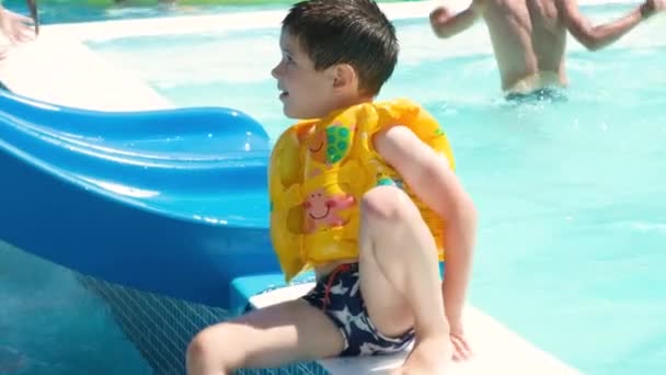 Year Old Boy Inflatable Yellow Vest Plays Pool Aqua Park — Stockvideo