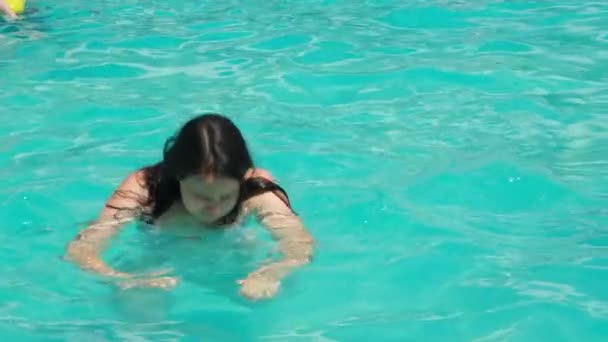 Woman Funny Learning Swim Underwater Cant Learn She Pops Out – Stock-video