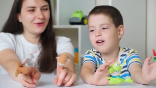 Mutter Und Sohn Spielen Fingertheater Spielzeug Den Fingern — Stockvideo