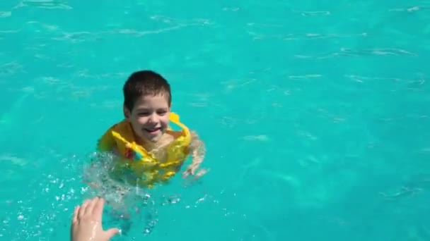 Year Old Boy Swimming Pool Dad Gives Him Hand — 图库视频影像