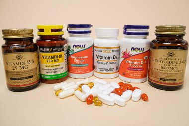 Bej kaplamalı bir sürü kavanoz. 19 Mayıs 2022, Ukrayna, Zaporozhye..