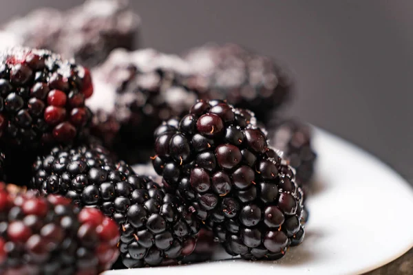 Blackberries Sprinkled Sugar Plate Black Background Close View Side — Stock Photo, Image