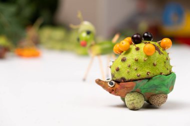 Plasticin ve kestaneden yapılmış kirpi heykelciği. Sonbahar Çocuk El Sanatları.