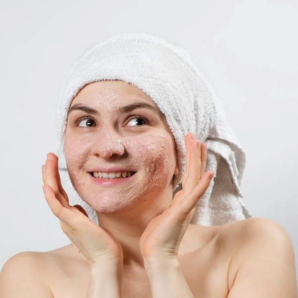Seorang Wanita Muda Yang Cantik Mengoleskan Scrub Atau Masker Wajahnya — Stok Foto
