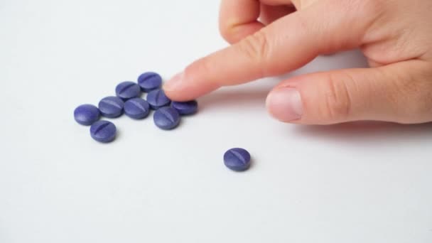 Mujer Considera Las Píldoras Azules Mano Cerca Sobre Fondo Blanco — Vídeo de stock