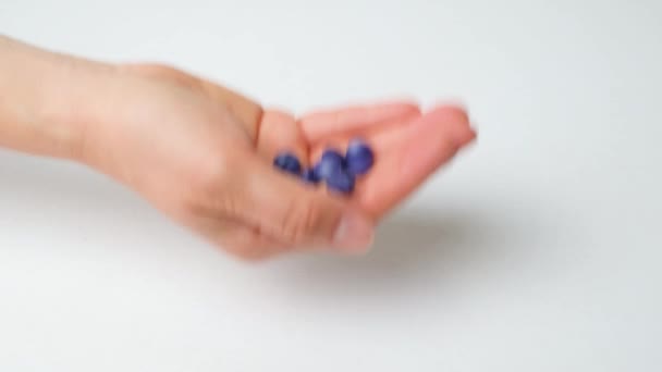 Una Mano Mujer Arroja Pastillas Azules Sobre Fondo Azul Cerca — Vídeo de stock