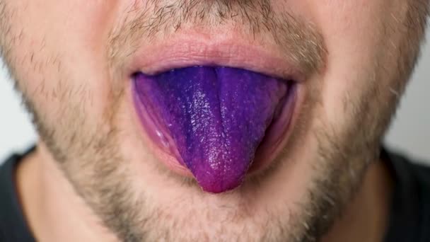 Чоловік Показує Синій Язик Перетворює Його Трубку Крупним Планом — стокове відео