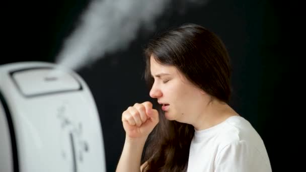 Luchtbevochtiger Hoest Vrouw Achtergrond Luchtbevochtiging Met Hoest Virale Infecties — Stockvideo
