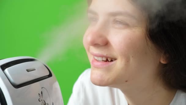 Bir Kadın Yeşil Ekran Krom Arka Planındaki Nemlendiriciden Hoş Nemli — Stok video