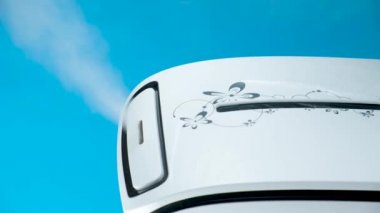 Krom anahtarın mavi ekranındaki nemlendirici odayı ıslak buharla doldurur..