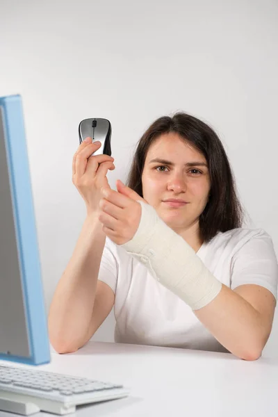 Woman Elastic Bandage Her Wrist Sits Front Computer Carpal Tunnel — Stock Photo, Image
