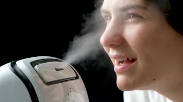 Kvinna Njuter Behaglig Fuktig Luft Från Luftfuktare Svart Bakgrund — Stockvideo