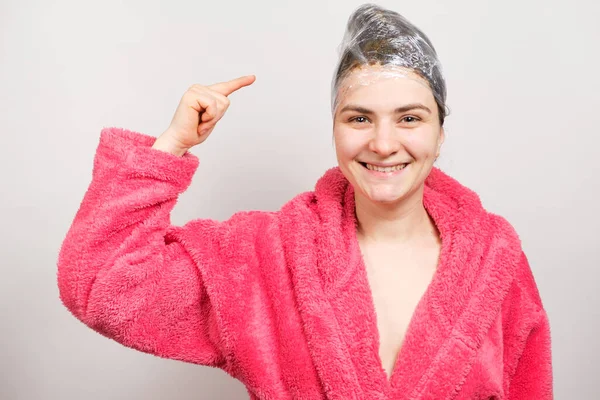 Vrouw Zorgt Voor Het Haar Hoofdhuid Maakt Een Haarmasker Wrap — Stockfoto