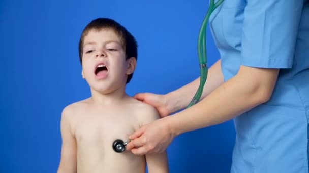 Médico Escucha Corazón Los Pulmones Niño Años Con Estetoscopio — Vídeos de Stock