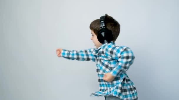 Веселий Річний Хлопчик Навушниках Біжить Місці Хвилює Кулаки Вперед Білому — стокове відео