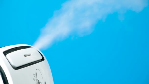 Humidifier Fills Room Wet Steam Blue Screen Chroma Key — Stock Video