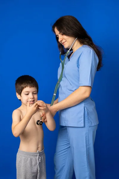 Medico Ascolta Cuore Polmoni Bambino Anni Con Uno Stetoscopio — Foto Stock