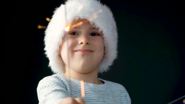 Szczęśliwy Letni Chłopiec Kapeluszu Świętego Mikołaja Trzyma Migoczący Blask Czarnym — Wideo stockowe