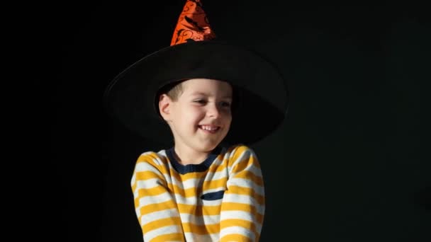 Glücklicher Jähriger Halloween Junge Mit Hexenhut Und Gestreifter Orangefarbener Jacke — Stockvideo