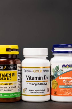 Siyah zemin üzerine diyet takviyeleri. D vitamini, B vitamini, magnezyum. 17 Ekim 2022, Zaporozhye, Ukrayna