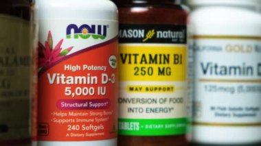 Siyah zemin üzerine diyet takviyeleri. D vitamini, B vitamini, magnezyum. 17 Ekim 2022, Zaporozhye, Ukrayna