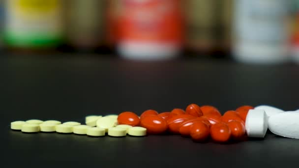 黑色背景的药品或营养补充剂和装有药丸的罐子 — 图库视频影像