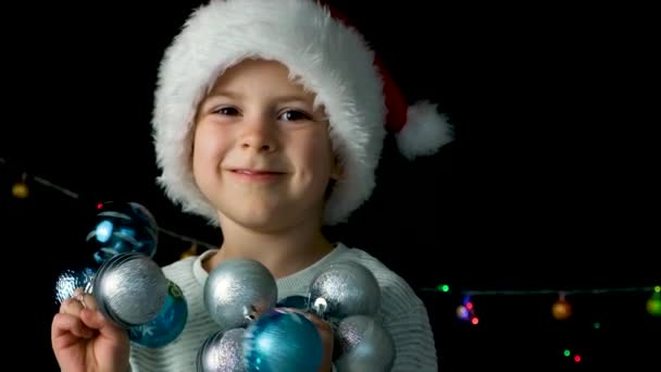 Felice Bambino Anni Cappello Babbo Natale Diverte Con Palle Natale — Video Stock