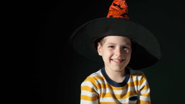 Feliz Niño Halloween Años Con Sombrero Bruja Una Chaqueta Naranja — Vídeos de Stock