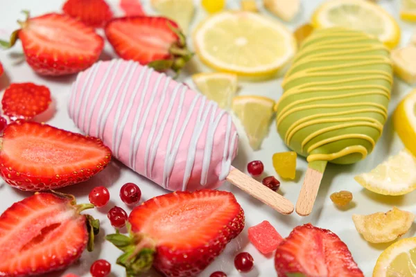 Zwei Eis Stiel Erdbeere Und Zitrone Auf Weißem Hintergrund Sommerliche — Stockfoto