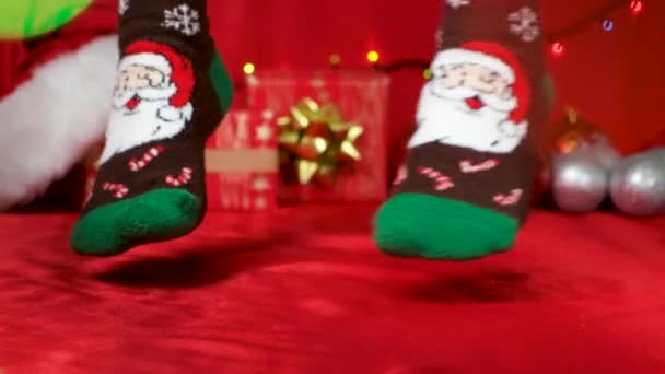 Прыжки Уютных Теплых Носках Концепция Рождества Нового Года Гирлянды — стоковое видео