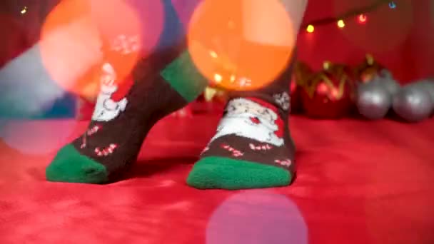 Taniec Ciepłych Skarpetkach Świątecznych Strzelanie Przez Światła Girlandy — Wideo stockowe