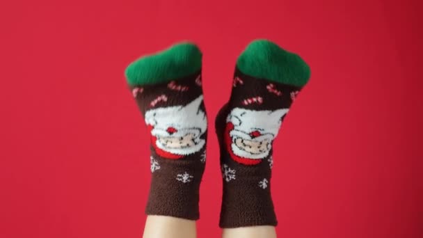Женские Ножки Рождественских Носках Санта Клаусом Красном Фоне Ноги Вверх — стоковое видео