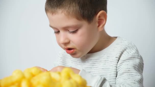 Όμορφο Παιδί Προσχολικής Ηλικίας Τρώει Νόστιμα Τραγανά Τσιπ Καλαμποκιού Λευκό — Αρχείο Βίντεο