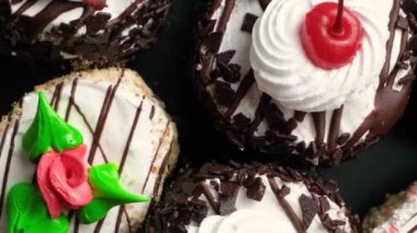 Çiçek şeklinde vişneli ve kremalı kekler daire şeklinde hareket eder..