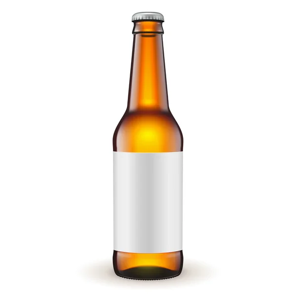 Botella marrón de cerveza de vidrio con etiqueta sobre fondo blanco aislado — Vector de stock