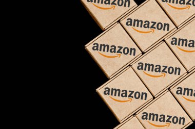 Kazan, Rusya - Ekim 02, 2021: Amazon dünyanın en büyük e-ticaret platformu pazarlarından biri olan bir Amerikan şirketidir. Amazon logolu paketlerin değiştirilmiş fotoğrafı.
