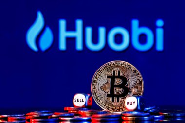 Kazan, Rusya - Ekim 05, 2021: Huobi bir kripto döviz kurudur. Huobi logosunun arka planında iki adet madeni para birikintisi olan altın bitcoin. Satın al-sat seçimi konsepti.