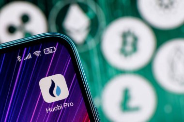 Kazan, Rusya - Ekim 05, 2021: Huobi bir kripto döviz kurudur. Ana kripto para birimlerinin arka planına karşı akıllı telefon ekranındaki Huobi uygulaması.