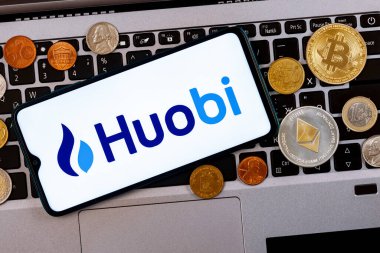 Kazan, Rusya - Ekim 05, 2021: Huobi bir kripto döviz kurudur. Üzerinde Huobi logosu olan bir akıllı telefon metal paralar, bitcoin, klavyede ethereum..