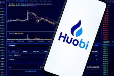 Kazan, Rusya - Ekim 05, 2021: Huobi bir kripto döviz kurudur. Canlı ticaret sitesinin arka planında Huobi logosu olan bir akıllı telefon. Huobi gösterge paneli.