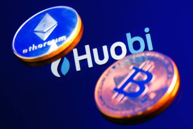 Kazan, Rusya - Ekim 05, 2021: Huobi bir kripto döviz kurudur. Huobi logosu Bitcoin ve Ethereum ile çevrili.