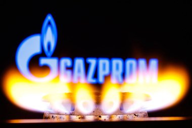 Kazan, Rusya - Ekim 06, 2021: Gazprom, Rus çoğunluklu çok uluslu enerji şirketi. Gazprom logosunun arka planında gaz ocağı var. Parlak yanan gaz.