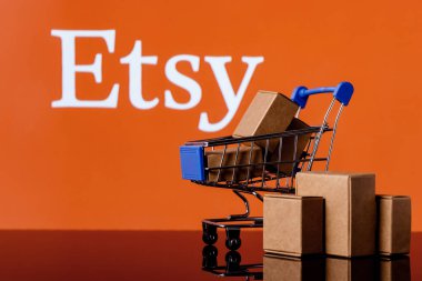 Kazan, Rusya - 6 Ekim 2021: Etsy, ABD 'li bir e-ticaret şirketidir. Arka planında Etsy logosu olan bir alışveriş arabası..