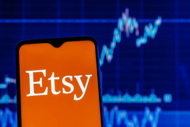Kazan, Rusya - 6 Ekim 2021: Etsy, ABD 'li bir e-ticaret şirketidir. Arkaplanda Etsy logosu olan akıllı telefon..
