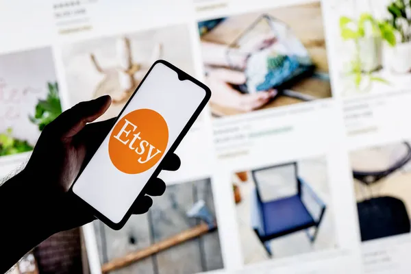 Kazan, Rusya - 6 Ekim 2021: Etsy, ABD 'li bir e-ticaret şirketidir. Elinde Etsy logosu olan akıllı bir telefon..