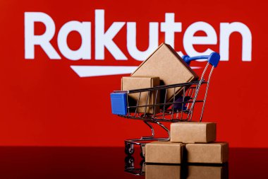 Kazan, Rusya - 12 Ekim 2021: Rakuten Grubu Japon elektronik ticaret ve çevrimiçi perakende satış şirketidir. Rakuten logosunun arka planında paketler olan alışveriş arabası..